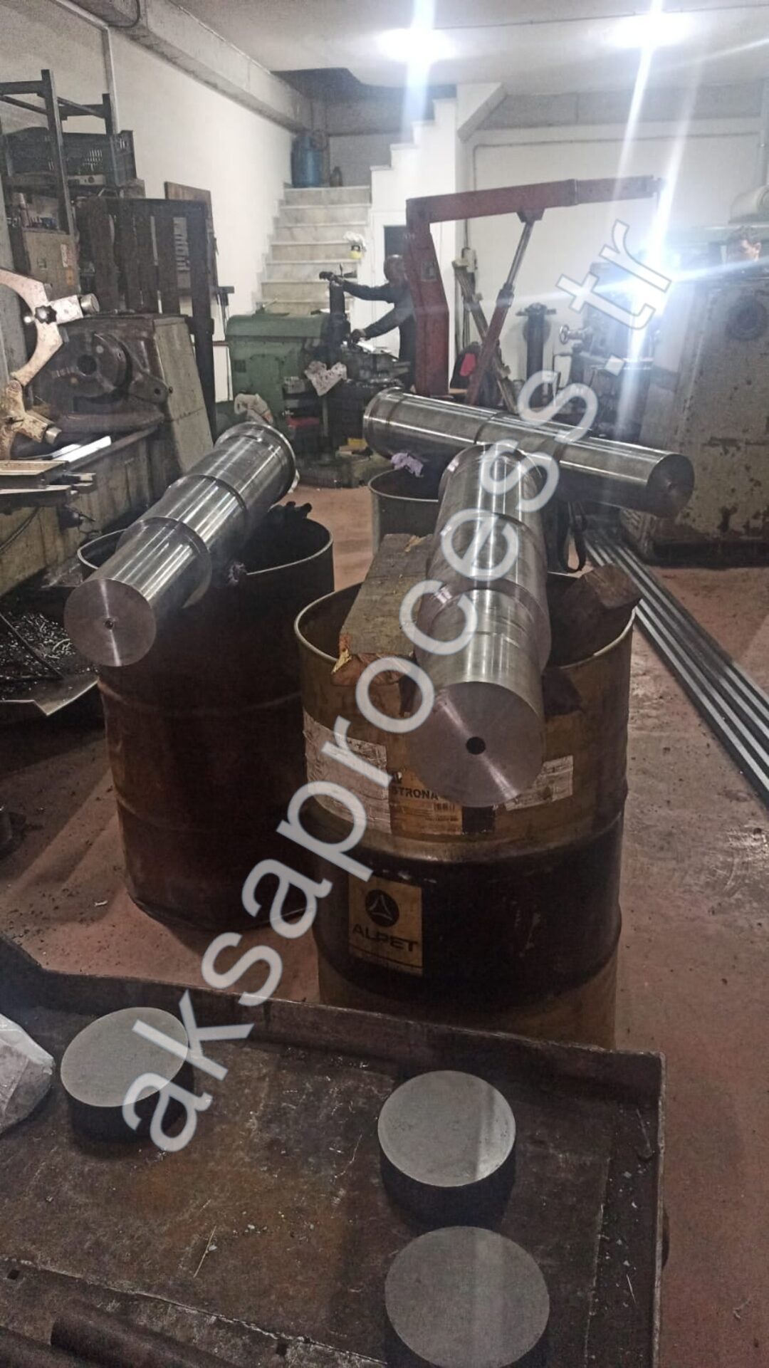 Pendulum roller housings and journals for a pendulum roller mill on the workshop floor
